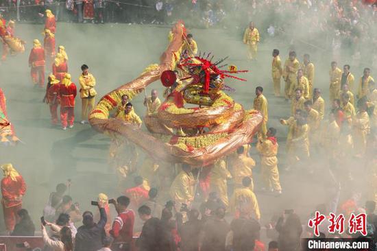 2月20日，在贵州石阡县举行的“仡佬毛龙节”现场图。记者瞿宏伦摄