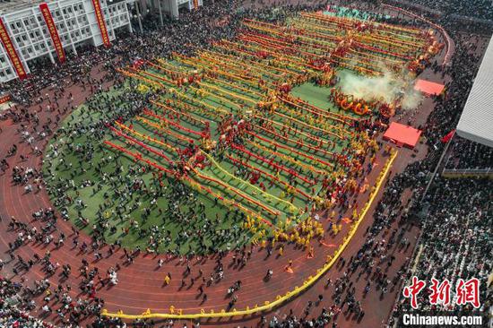 2月20日，在贵州石阡县举行的“仡佬毛龙节”现场图。记者瞿宏伦摄