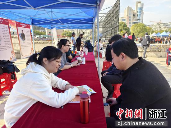 创业咨询面对面现场。杭州市就业管理服务中心 供图