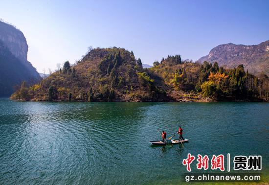 2024年2月19日，在贵州省黔西市素朴镇境内的乌江一级支流鸭池河段，当地护河护渔人员开展巡河护河、清理垃圾工作。