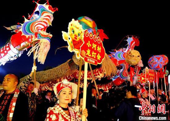 2月18日，贵州施秉县“玩亮龙”活动准备游演的“亮龙”。奉力摄