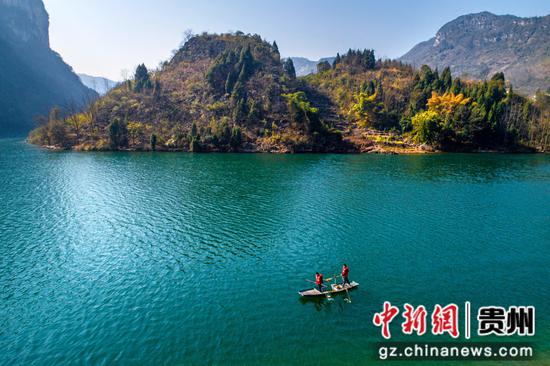 2024年2月19日，在贵州省黔西市素朴镇境内的乌江一级支流鸭池河段，当地护河护渔人员开展巡河护河、清理垃圾工作（无人机照片）。