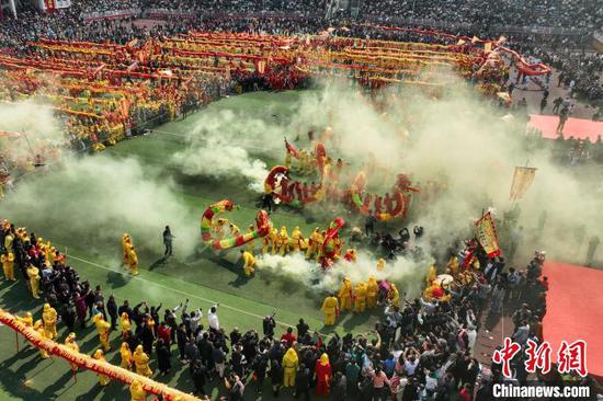 2月20日，贵州石阡县“仡佬毛龙节”在该县体育场举行，当地各村寨的78条“仡佬毛龙”齐舞贺新春。记者瞿宏伦摄