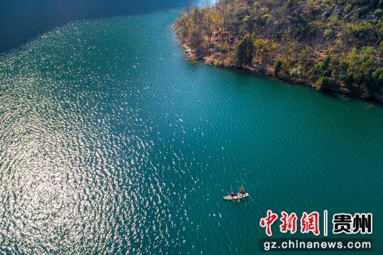 2024年2月19日，在贵州省黔西市素朴镇境内的乌江一级支流鸭池河段，当地护河护渔人员开展巡河护河、清理垃圾工作（无人机照片）。