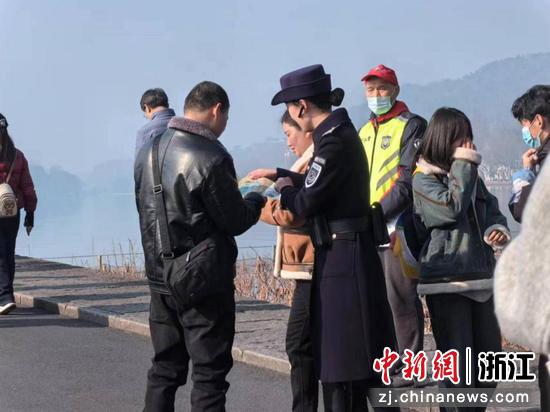 杭州西湖景区开展“垃圾分类不打烊”活动 护航低碳新春