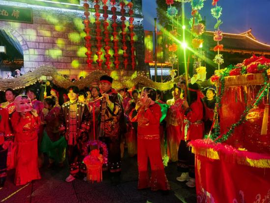 组织留学生参加“龙腾盛世·璀璨铜仁”新春灯会。