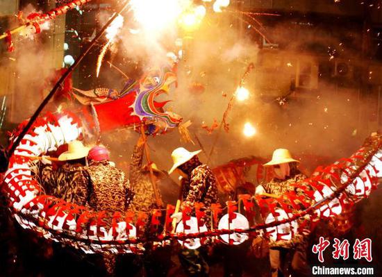 2月20日晚，贵州施秉上演“炸龙狂欢”民俗展演。　奉力 摄