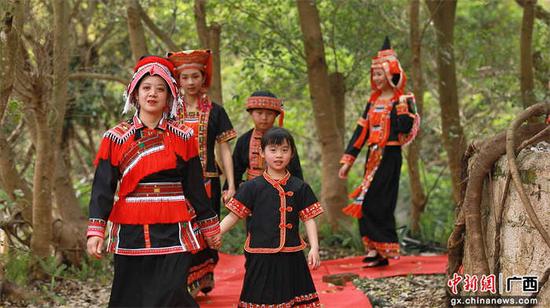 森林瑶族服饰秀上，模特们展示精美的瑶服。刘卓 摄