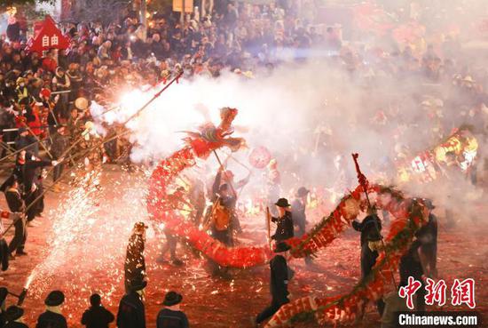 2月20日晚，贵州施秉上演“炸龙狂欢”民俗展演。磨桂宾 摄