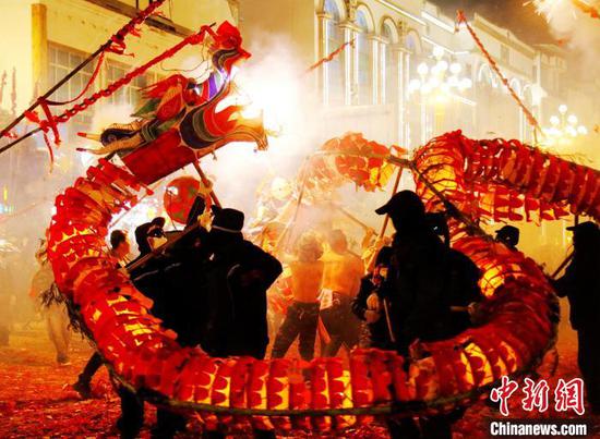 2月20日晚，贵州施秉上演“炸龙狂欢”民俗展演。奉力 摄