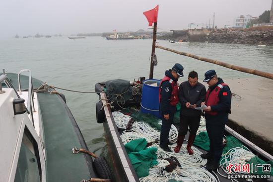 图为对辖区作业渔船登临检查。广西海警局供图