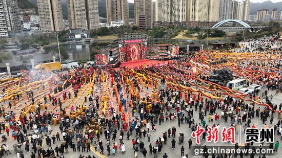 贵州德江举行龙灯“出龙”仪式 。