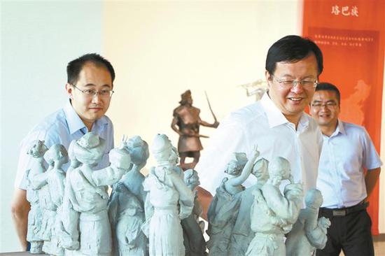 2019年8月30日，丁憬（中）参观全国民族大团结雕塑展。杨俊钦 摄