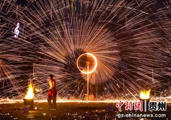 2024年2月5日，艺人在贵州省遵义市正安县吉他文化广场表演“打铁花”。 赵永章 摄