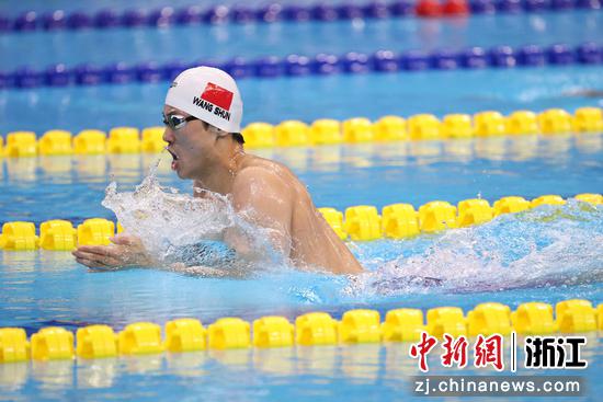 　　9月24日，杭州第19届亚运会男子200米个人混合泳决赛在杭州奥体中心游泳馆举行。浙江籍选手汪顺以1分54秒62的成绩打破亚洲纪录，获得冠军。 中新社记者 汤彦俊 摄