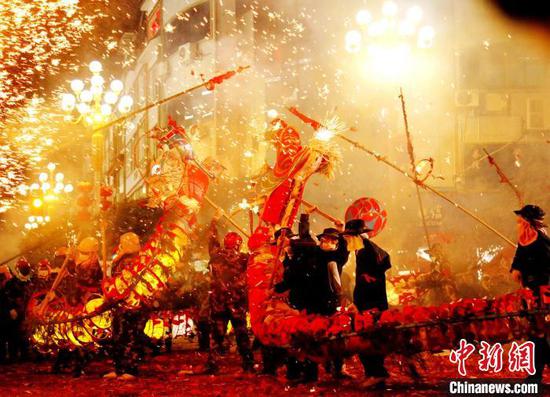 2月20日晚，贵州施秉上演“炸龙狂欢”民俗展演。　奉力 摄