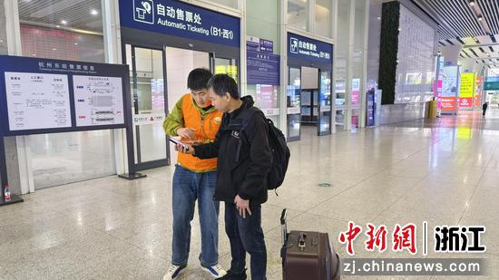 “团小二”志愿者在杭州东站为旅客提供道路指引服务。浙江省第二监狱供图