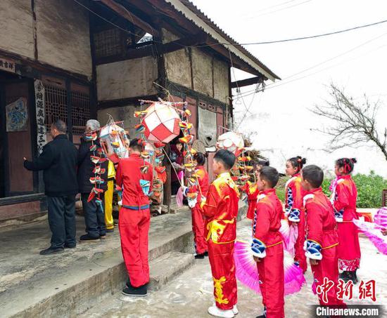 2月21日，贵州省思南县许家坝小学花灯队走村进寨“跳花灯”拜年送祝福。杨芳 摄