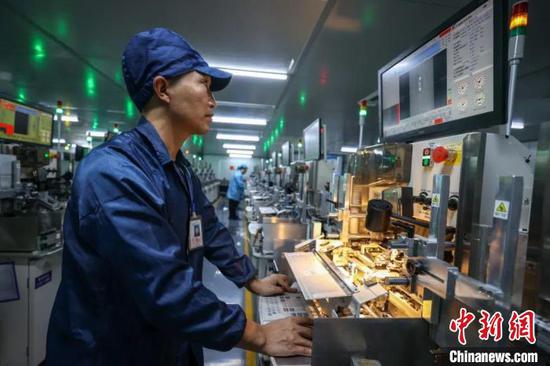 员工在贵州联尚科技有限公司生产车间进行生产作业。陈曦 摄