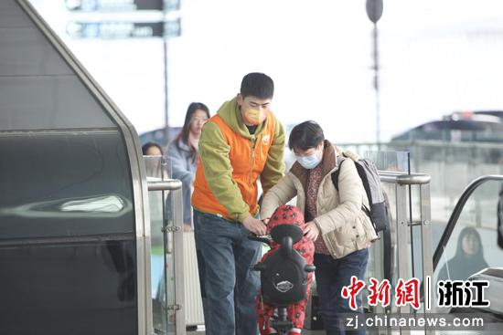 “团小二”志愿者在杭州东站为旅客提供志愿服务。浙江省第二监狱供图