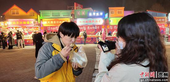 台湾自媒体人杨哲安品尝贵州特色小吃。张恒  摄