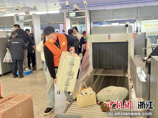 “团小二”志愿者在杭州东站为旅客提供志愿服务。浙江省第二监狱供图
