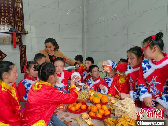 在贵州思南县许家坝镇，村民为许家坝小学花灯队准备的糖果。杨芳 摄