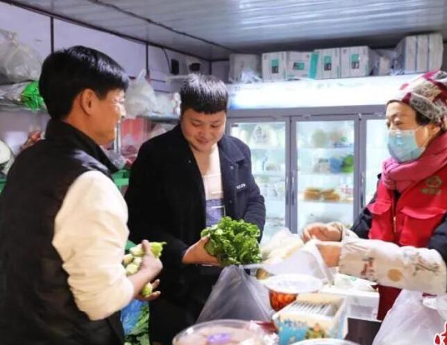 新疆阿拉尔：平价店成消费新宠 日渐受到市场青睐