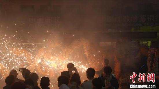 在贵州省思南县许家坝镇举行的“炸龙”闹元宵活动。思南县融媒体中心供图