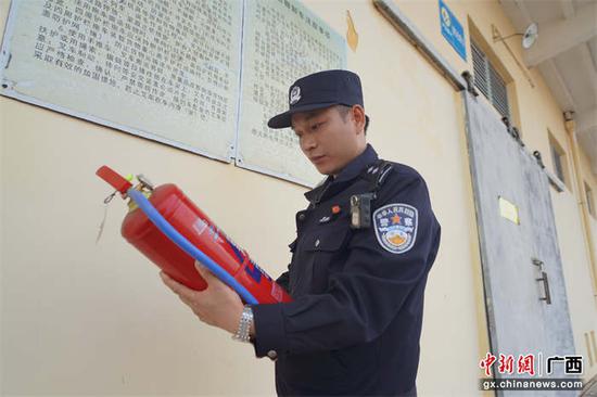 黄世胜对管内的吴圩站货场的消防设备进行检查。 陈大鹏 摄