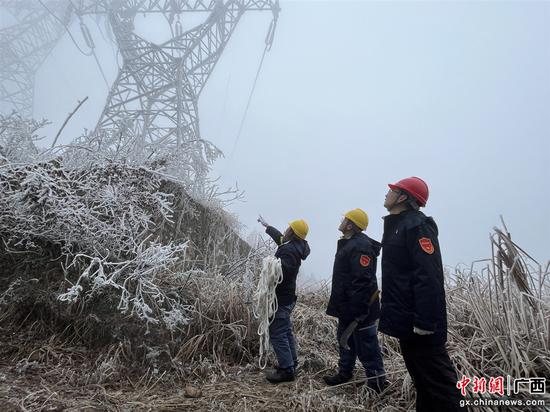 2月22日，南方电网广西桂林供电局输电管理二所工作人员开展覆冰巡视。廖欢 摄