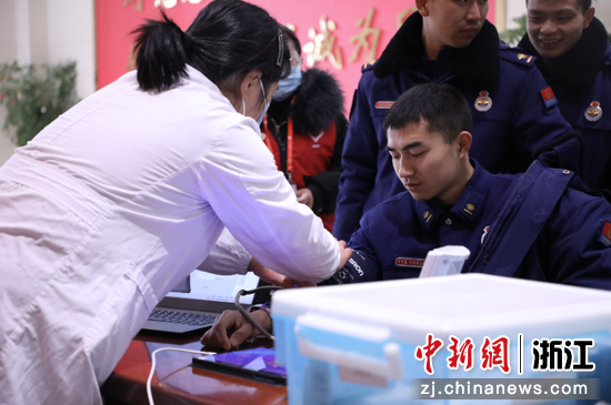 献血前，医护人员对消防员进行身体检查。杭州市余杭区消防救援大队供图