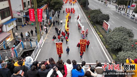 踏街巡游引民众桥上拍照。王印 摄