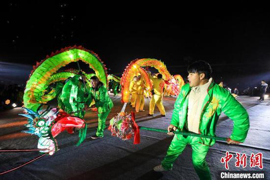 2月23日晚，民俗文化表演队伍在贵州省江口县体育场进行舞龙展演。李鹤 摄