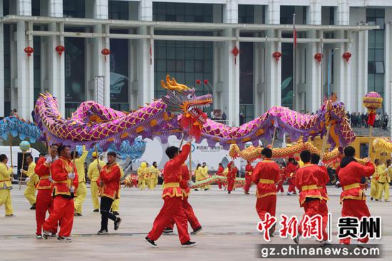 黔西南州开展“万峰成林处·金龙闹新春”活动。