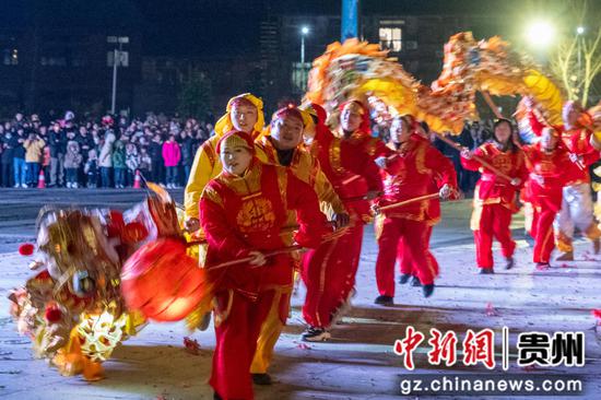2月24日，女子舞龙队伍在贵州省道真仡佬族苗自治县上坝乡仡佬文化园参加表演。