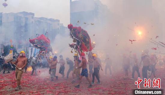 图为铜仁市德江县元宵节“炸龙”活动现场。尹刚 摄