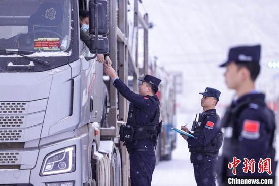 Over 1,500 vehicles exported via Torugart Port in Xinjiang in first two months