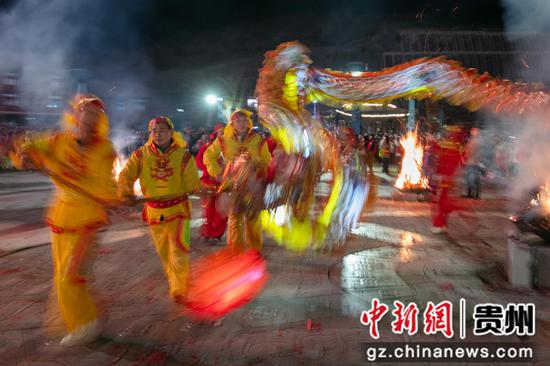 2月24日，舞龙队伍在贵州省道真仡佬族苗自治县上坝乡仡佬族文化园表演。