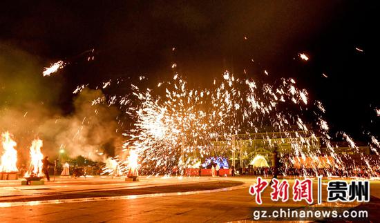2月24日，打铁水花队伍在贵州省道真仡佬族苗自治县上坝乡仡佬文化园参加表演。