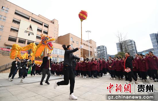 2月26日，在贵阳市南明甲秀高级中学2024年春季学期开学典礼现场，老师和学生正在进行舞龙表演。