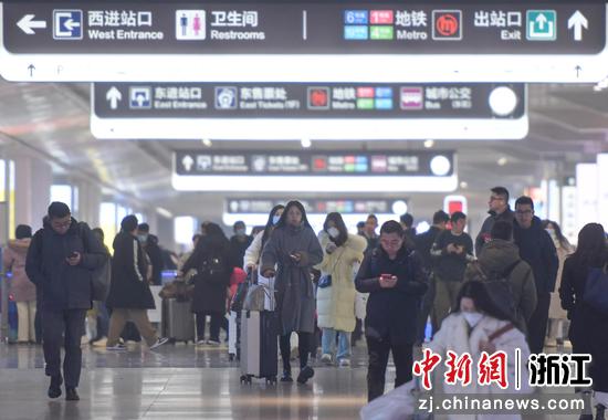 众多旅客到达杭州火车东站。中新社记者王刚摄