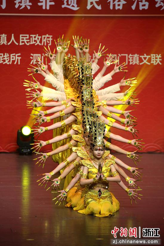 文艺工作者在表演舞蹈《千手观音》。 吴大庆摄