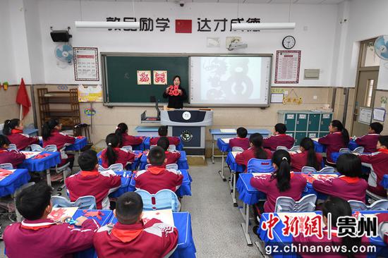 2月26日，贵阳市南明区花果园第三小学五（8）班的学生正在开展龙年的剪纸活动，迎接新学期的到来。