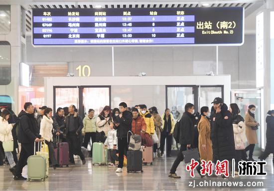 众多旅客乘坐火车到达杭州东站。中新社记者王刚摄