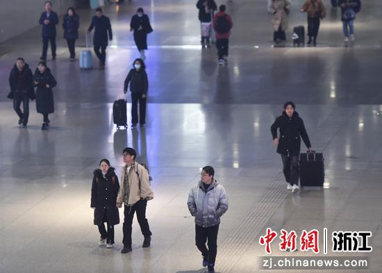 众多旅客到达杭州火车东站。中新社记者王刚摄