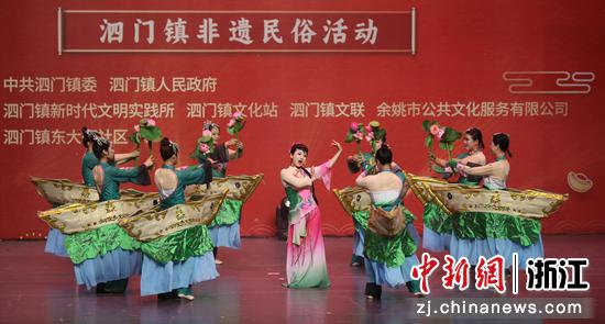 文艺工作者在表演非遗舞蹈《采莲船》。 吴大庆摄