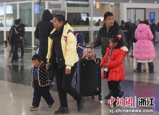 旅客带着孩子到达杭州火车东站。中新社记者王刚摄