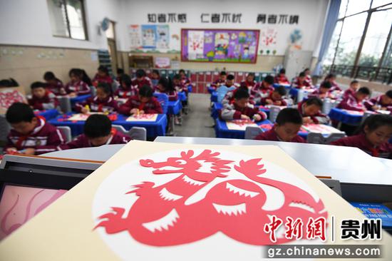 2月26日，贵阳市南明区花果园第三小学五（8）班的学生正在开展龙年的剪纸活动，迎接新学期的到来。