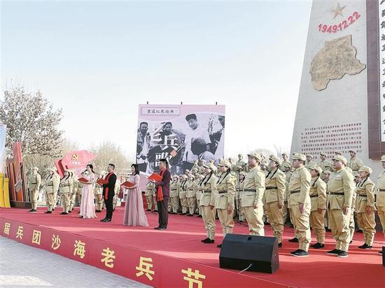 2023年12月22日，第十二届兵团沙海老兵节开幕式“致敬老兵”红色诗歌朗诵会现场。兵团日报全媒体记者 阿热依·热依哈巴提 摄